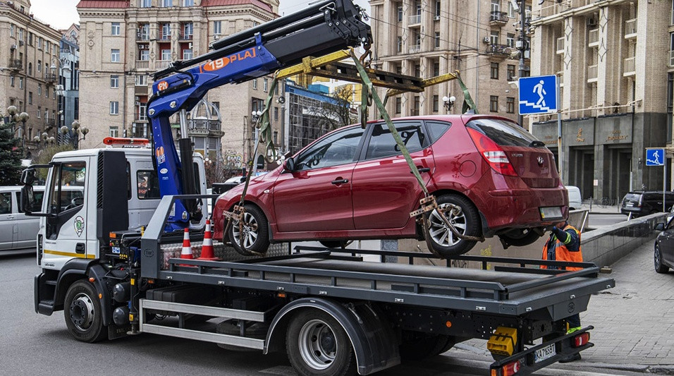 Начальник КГВА Ткаченко анонсировал решение по эвакуации автомобилей во время воздушных тревог