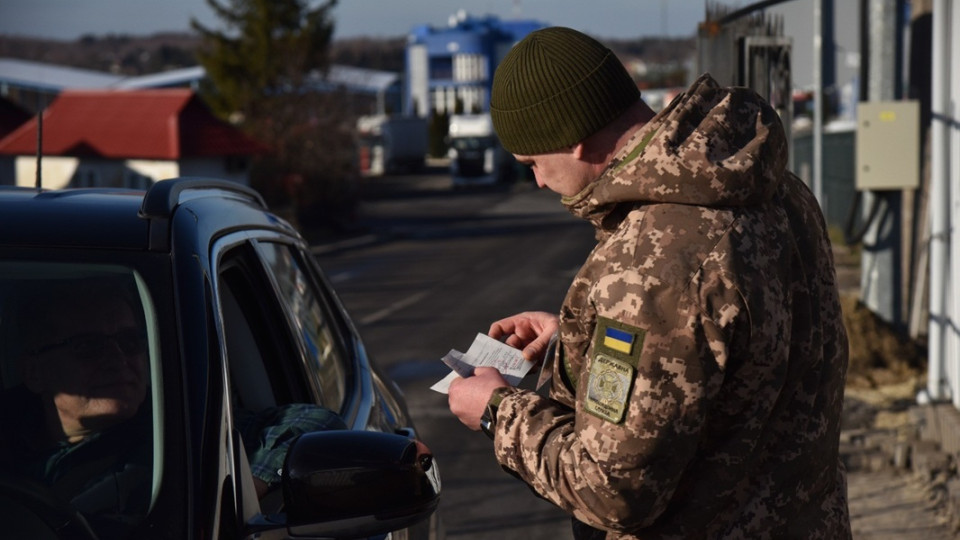 Журналісти та митці проходитимуть додаткову перевірку при виїзді за кордон