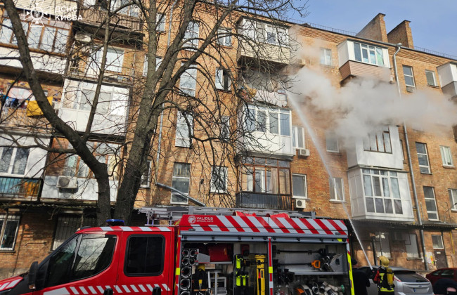 У Києві ДСНС врятували з палаючої п'ятиповерхівки вагітну жінку, фото