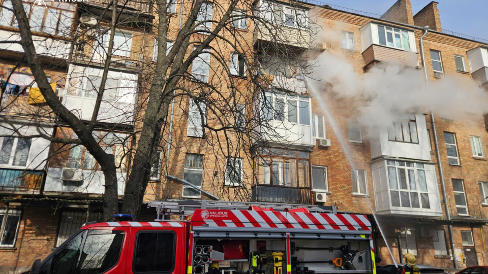 У Києві ДСНС врятували з палаючої п'ятиповерхівки вагітну жінку, фото