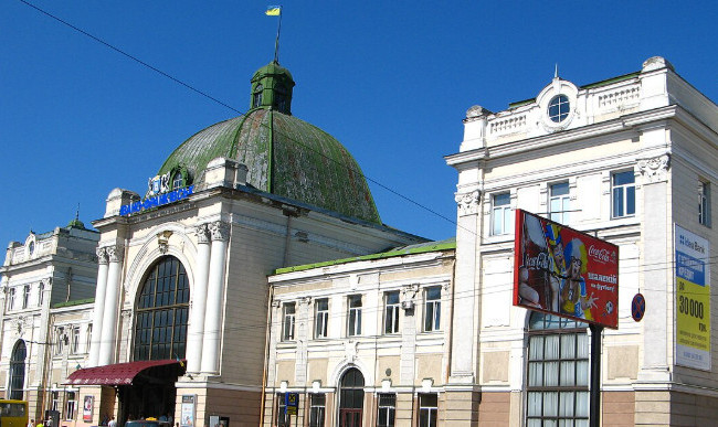 В Івано-Франківську поблизу залізничного вокзалу пролунав вибух, фото