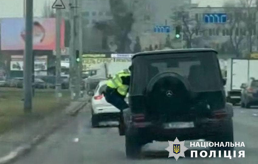 У Києві суд взяв під варту водія, який прокатав поліцейського на дверях своєї автівки