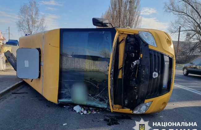 У Вишневому під Києвом перевернулася маршрутка з пасажирами в результаті ДТП, фото