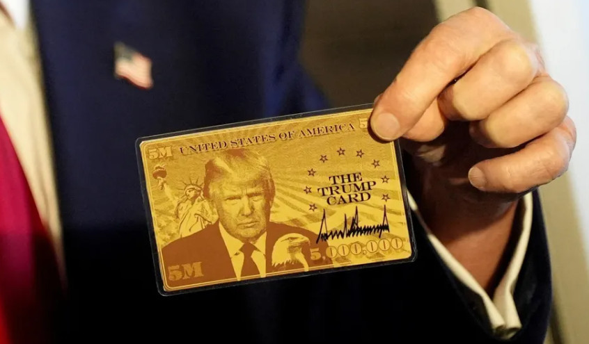 Дональд Трамп вперше показав, як виглядає «золота карта» за $5 млн — відео