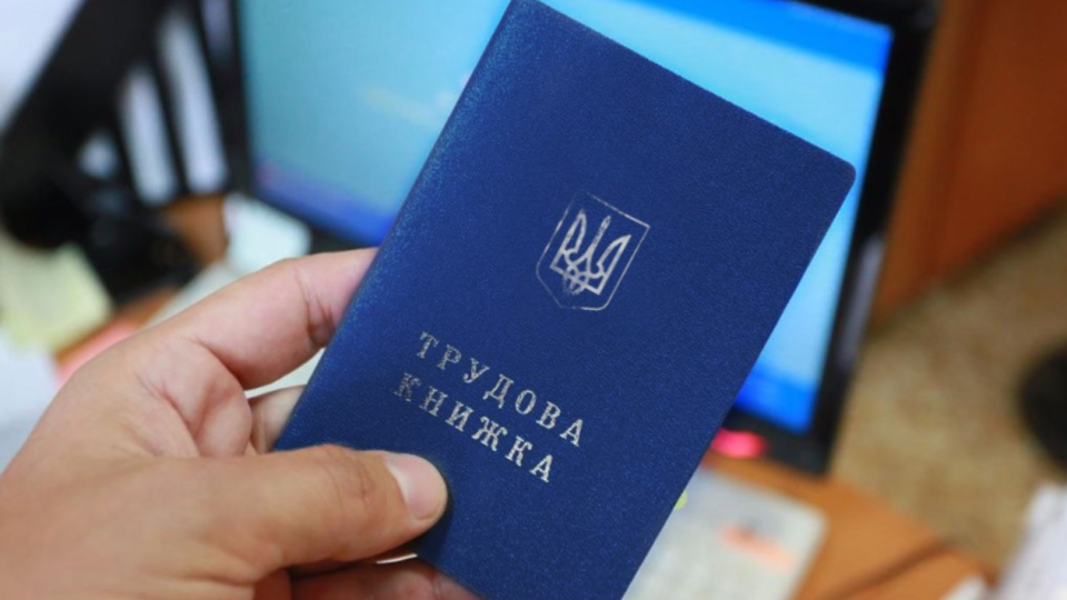 Працівника, робоче місце якого розташоване на територіях активних бойових дій, не можна буде звільнити за прогул – прийнятий закон