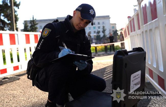 В Одесі чоловік з ножами напав на поліцейських, їм довелось застосовувати зброю — відео