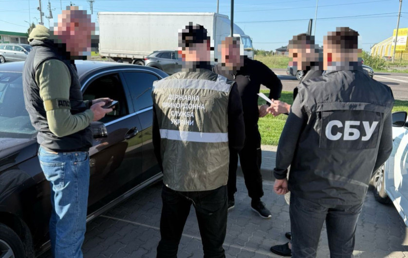 На Львівщині викрили групу, яка займалася контрабандою авто під виглядом гуманітарної допомоги