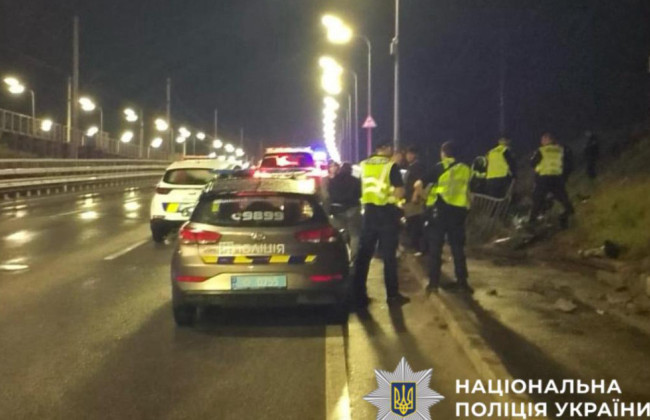Автомобіль перетворився на мотлох — на Дарницькому мосту сталася серйозна ДТП з потерпілими, фото