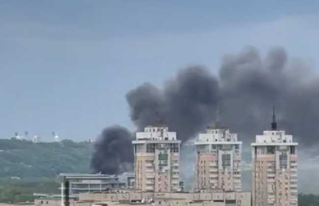 У Києві на Гідропарку сталася потужна пожежа, відео
