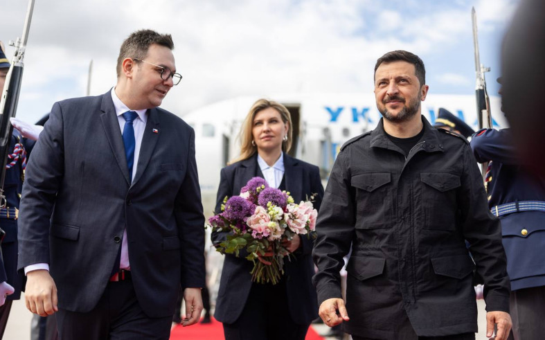 Заплановані важливі зустрічі — Володимир Зеленський прибув з візитом до Чехії, відео