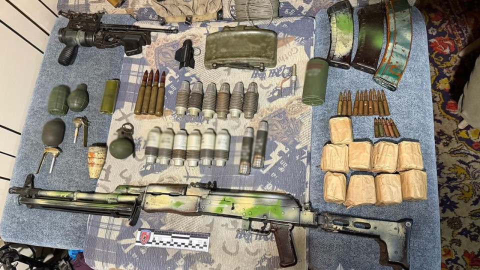 У Запоріжжі чоловік ходив містом у німецькому однострої часів Другої світової та з гранатою у руках