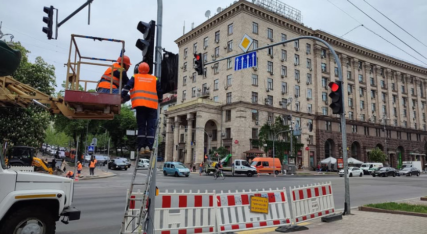 В Киеве 7 мая на перекрестке улиц Крещатик и Прорезная отключат светофоры — в чем причина