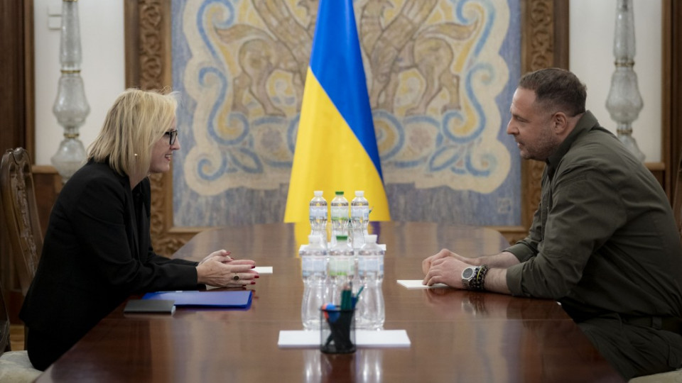 Андрій Єрмак провів першу зустріч з тимчасовою повіреною у справах США в Україні Джулі Девіс