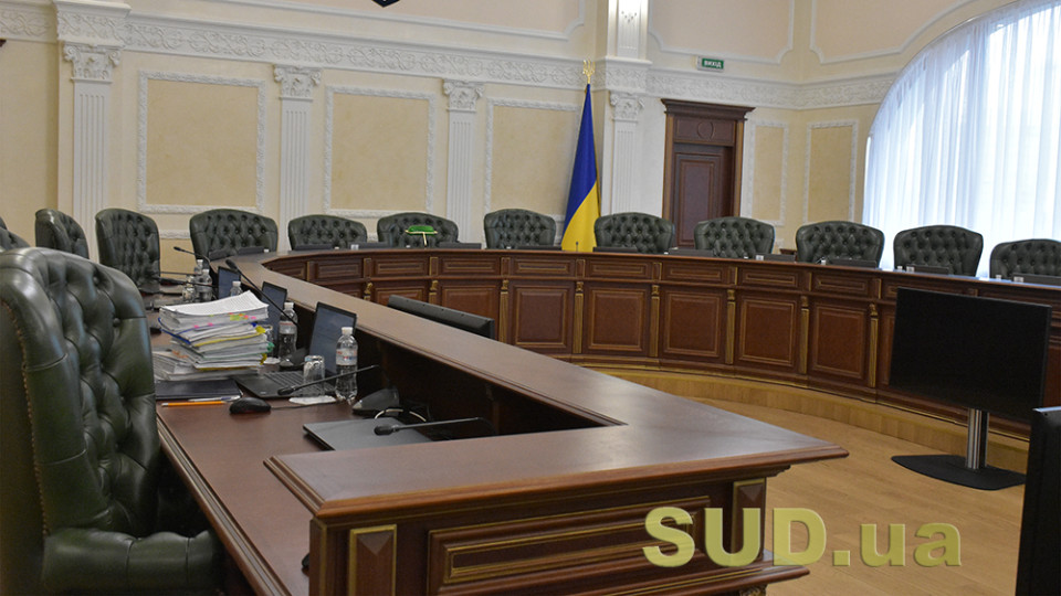 Участник процесса швырнул судье в лицо стопку бумаги и атаковал секретаря судебного заседания