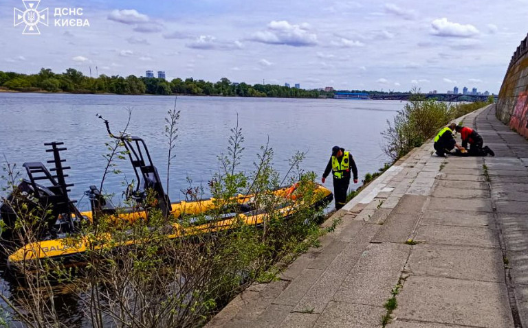 Трагедия в Киеве — женщина упала с Пешеходного моста и погибла