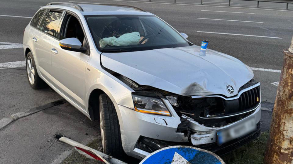 У Києві працівник СТО вкрав автомобіль і врізався в стовп