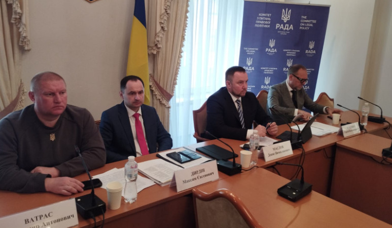Судей смогут командировать бессрочно, разрешат повторное участие кандидатам, провалившим экзамен, и упростят требования к тесту по истории украинской государственности – комитет рекомендовал законопроект