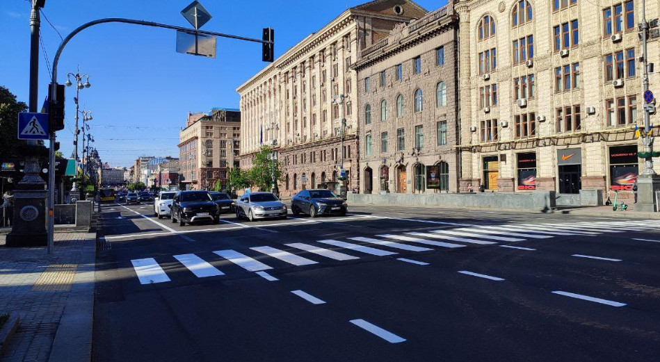 В Киеве на Крещатике появился новый наземный пешеходный переход
