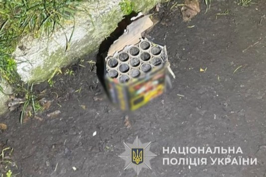 В Одесі двоє чоловіків під час ракетної атаки за гроші запустили феєрверки