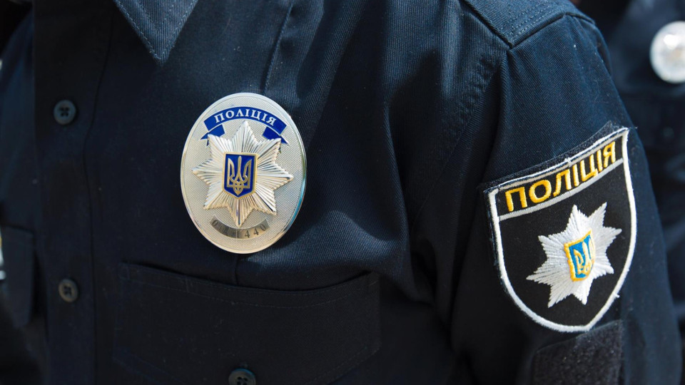 В Ровно 13-летняя школьница ранила учителя циркулем, потому что тот сделал ей замечание по телефону на уроке