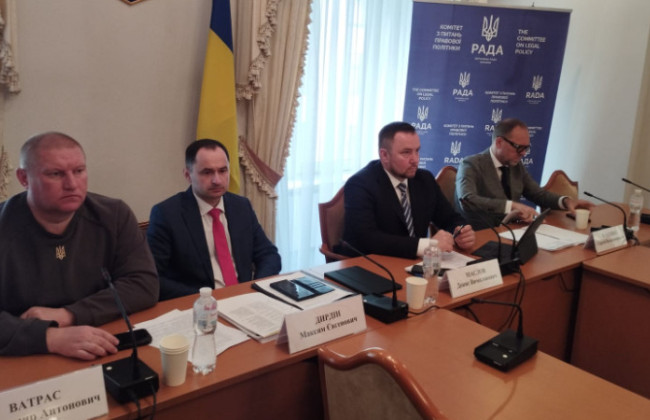 Судей смогут командировать бессрочно, разрешат повторное участие кандидатам, провалившим экзамен, и упростят требования к тесту по истории украинской государственности – комитет рекомендовал законопроект