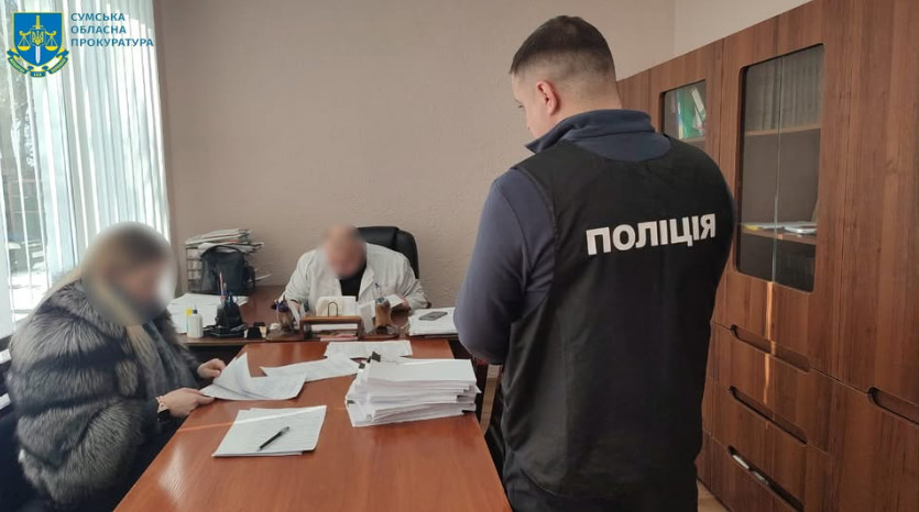 На Сумщині викрили медика, який за хабар обіцяв «знайти» необхідну хворобу в сина своєї родички