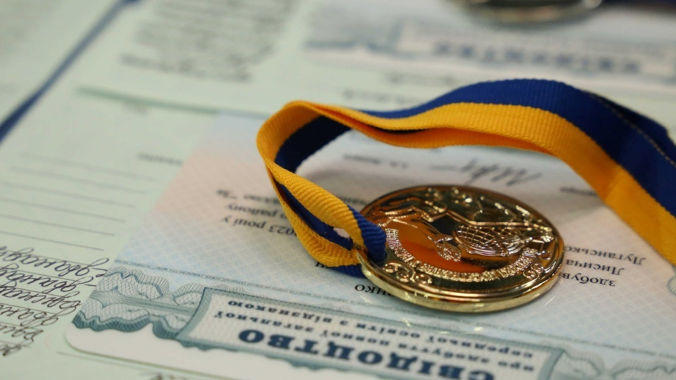 У МОН роз'яснили, хто з випускників отримає свідоцтво з відзнакою – тепер без медалей