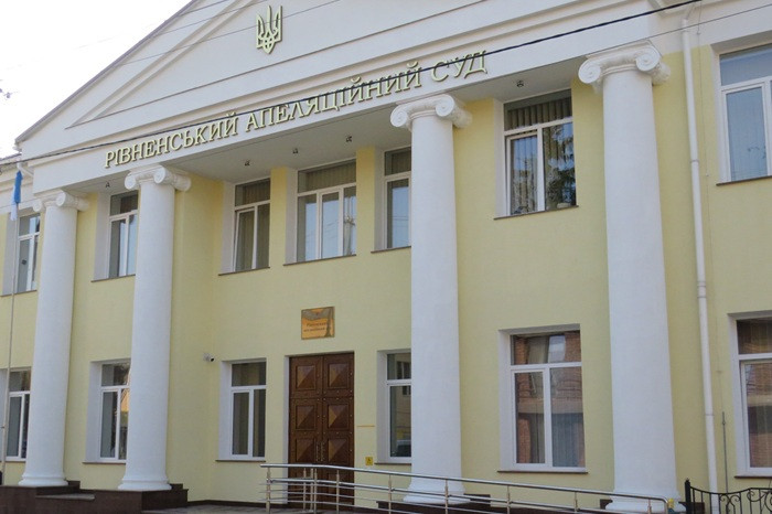 Апеляційний суд скасував штраф 3400 грн для продавчині рідини для електронних сигарет через недоведеність факту порушення