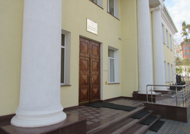 Суд скасував штраф продавчині за продаж алкоголю неповнолітньому з Рівного через відсутність доказів