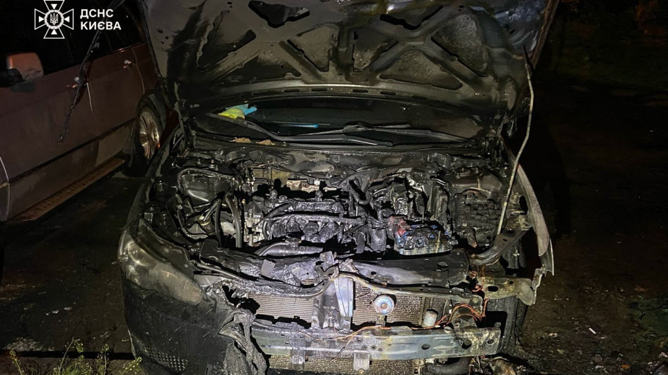 Из-за возгорания мусора в контейнерах в Киеве вспыхнул автомобиль, фото