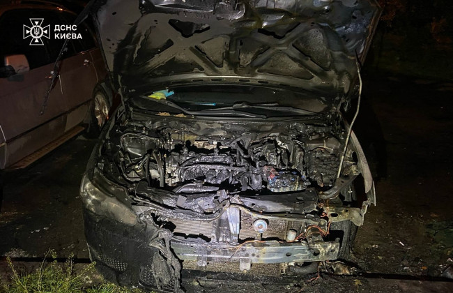 Через загорання сміття у контейнерах у Києві спалахнув автомобіль, фото