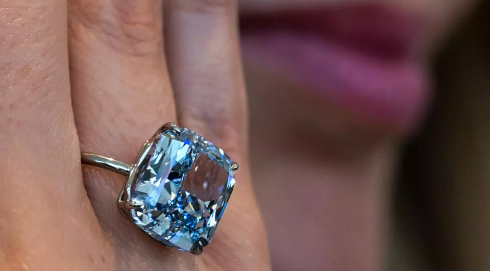 На аукціоні Sotheby's продали великий рідкісний блакитний діамант за $21,5 мільйона