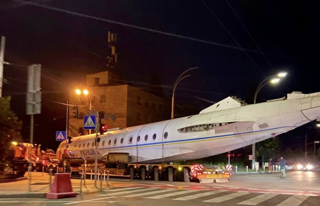 Легендарний літак Ту-134А-3 «Україна» проїхав нічним Києвом – фото