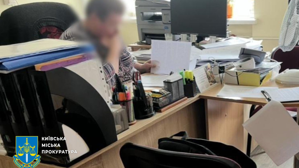Бухгалтерку з Подільської РДА підозрюють у збитках на 150 тисяч на одноразовому посуді для шкільних укриттів
