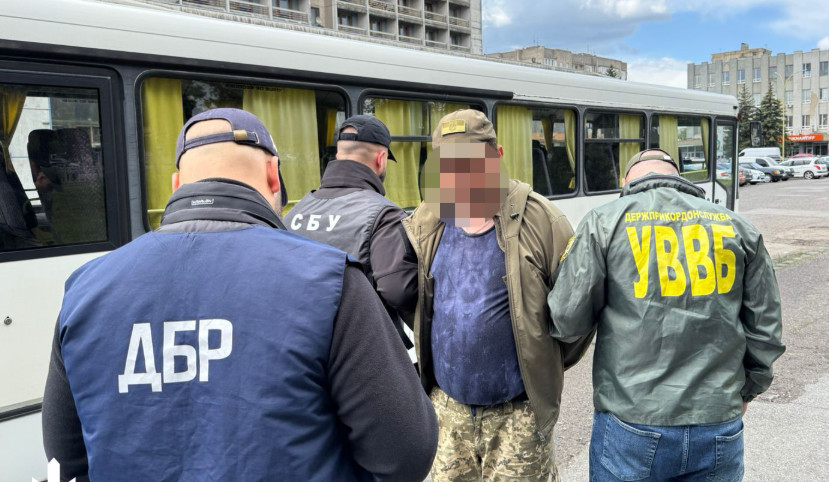 На Закарпатті затримали правоохоронця, який за гроші допомагав ухилянтам перетинати кордон