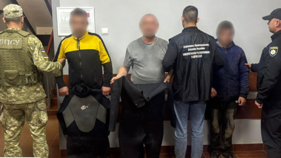 Через Тису в гідрокостюмах — 20-річний хлопець організував переправку чоловіків до Румунії за 8 тисяч євро