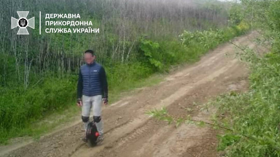 На Закарпатье мужчина пытался пересечь границу со Словакией на моноколесе, видео