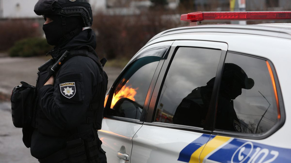Били і принижували на камеру батька і сина — у Коростишеві двох хлопців віком 18 та 19 років підозрюють у катуванні