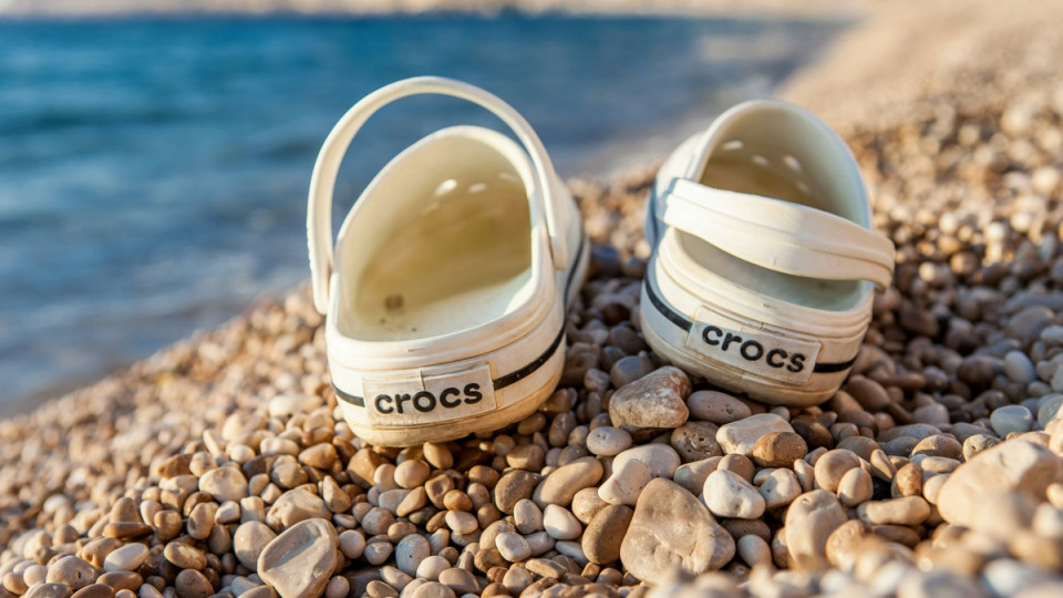 Компанія Crocs відповідає в суді: чи справді її взуття зменшується на сонці