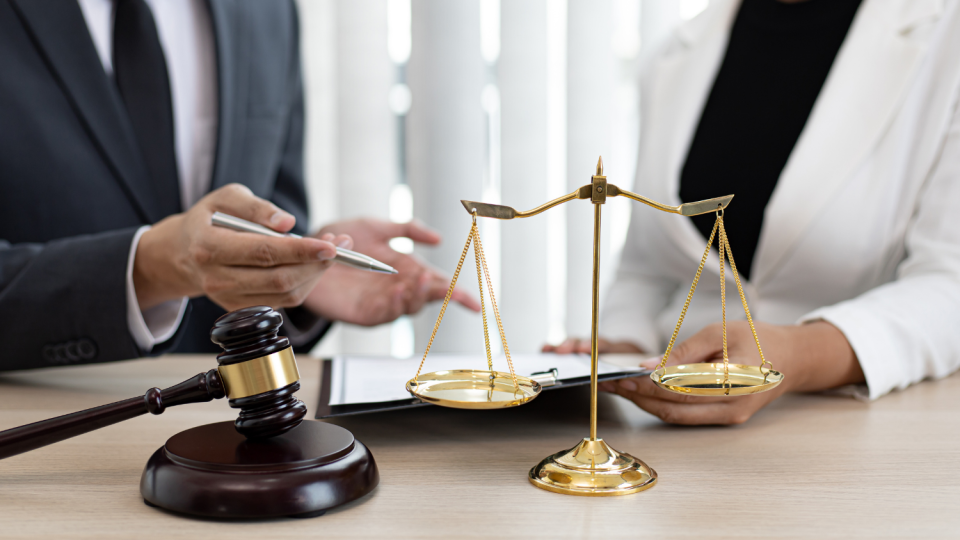 Суд не має права вирішувати питання про зменшення суми витрат на професійну правову допомогу з власної ініціативи – Верховний Суд