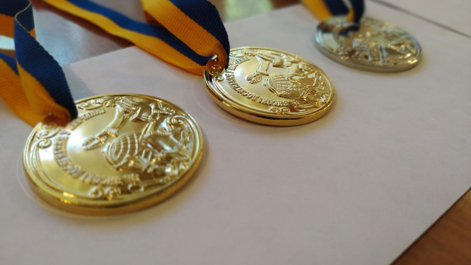 Випускники шкіл за відмінне навчання отримуватимуть свідоцтва про освіту з відзнакою – медалі все