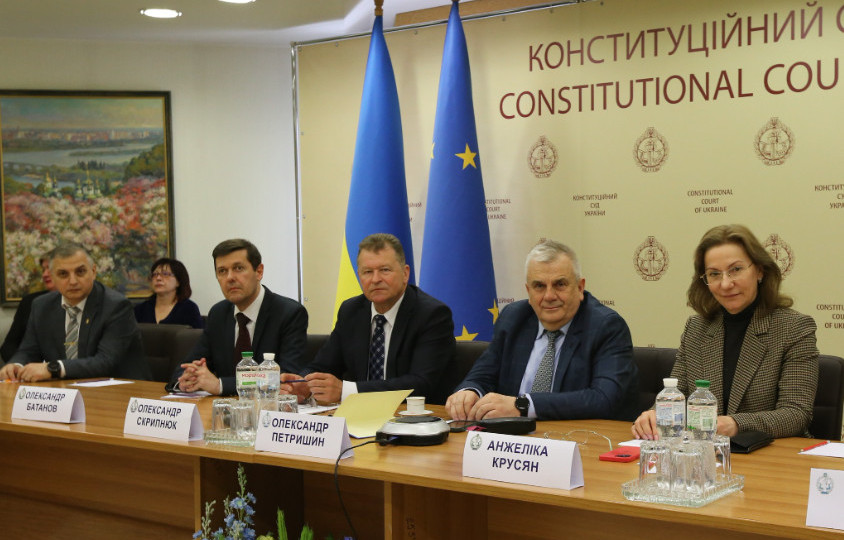 Конституционно-правовые и теоретические основы модернизации украинского парламентаризма — в КСУ презентовали монографию