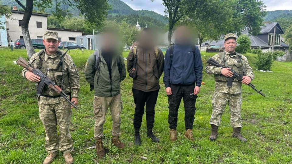 В высокогорье Карпат с помощью дрона отыскали трех мокрых, замерзших и голодных мужчин