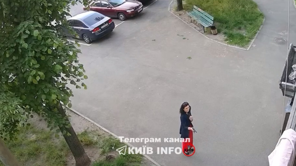В Днепровском районе женщина устроила стрельбу возле подъезда – видео