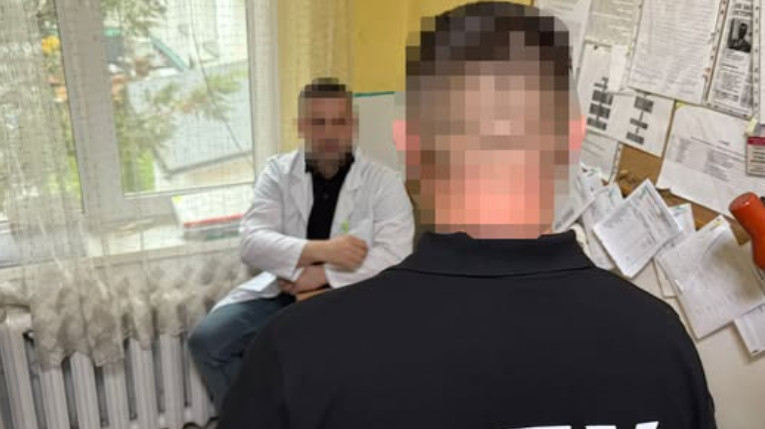 На Закарпатье разоблачили врача, который помогал мужчинам уклоняться от мобилизации