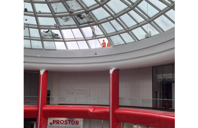 В Киеве в результате обстрела сильно поврежден ТРЦ «Блокбастер Молл», фото