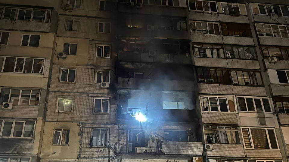 Киев оказался под массированным ракетно-дроновым ударом — горели квартиры в домах, есть пострадавшие, фото