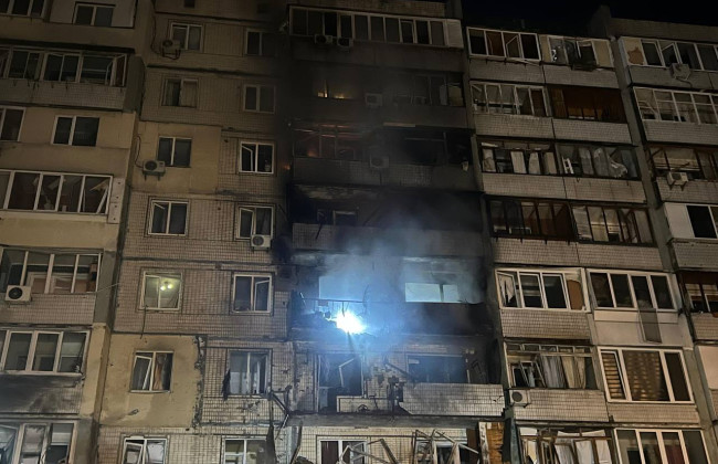 Киев оказался под массированным ракетно-дроновым ударом — горели квартиры в домах, есть пострадавшие, фото