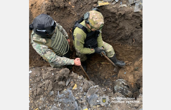 Сантиметр за сантиметром: на Кировоградщине вручную доставали боевую часть дрона РФ – фото