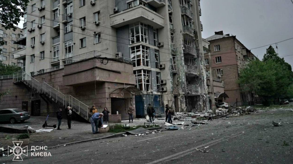 Київ під ударом: нічна атака РФ пошкодила житлові будинки, 11 постраждалих, фото наслідків